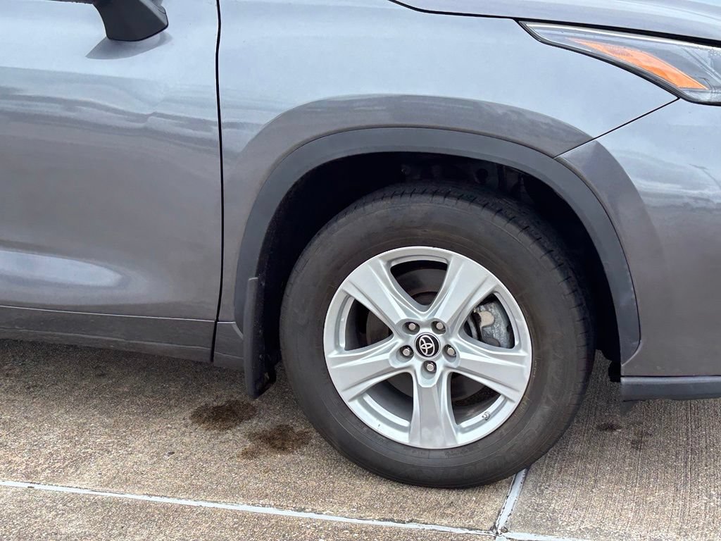 Used 2024 Toyota Highlander LE AWD/4WD image 8