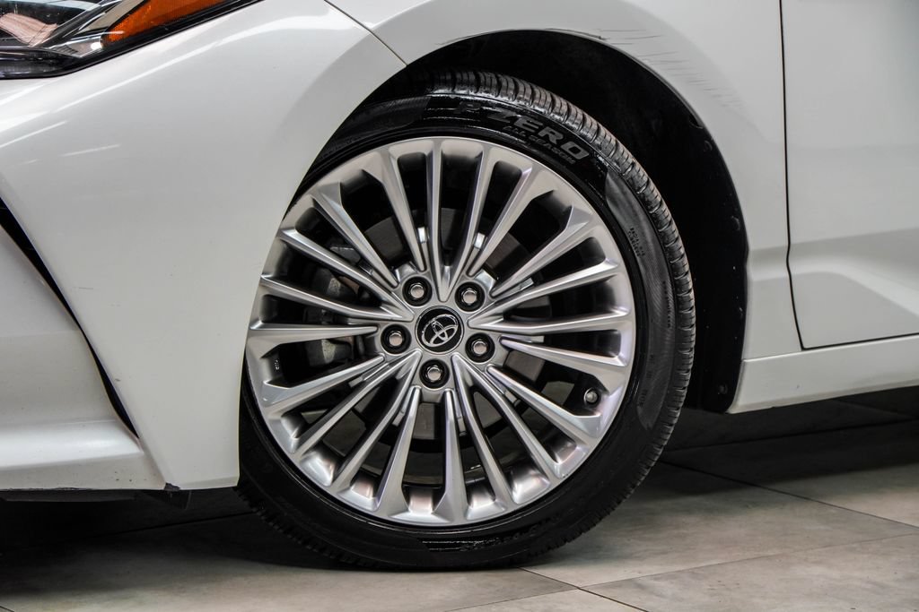 Used 2019 Toyota Avalon Limited w/ Advanced Safety Package FWD image 3