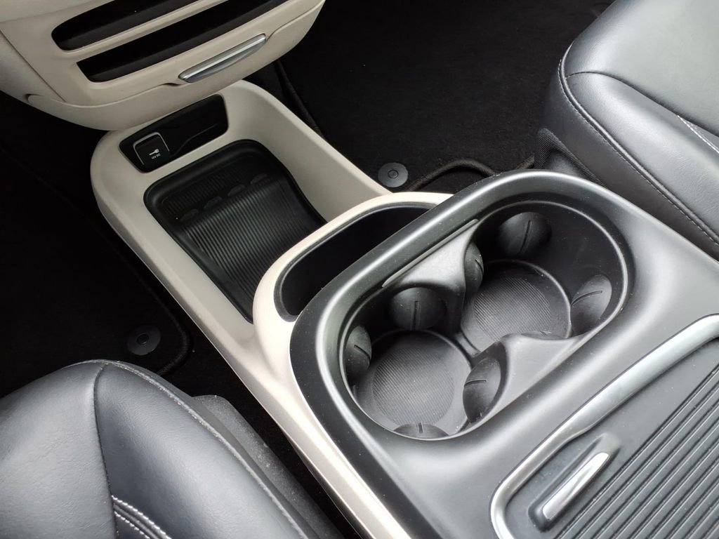Used 2023 Chrysler Pacifica Touring-L image 23