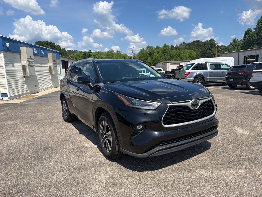 Used 2021 Toyota Highlander XLE FWD image 4