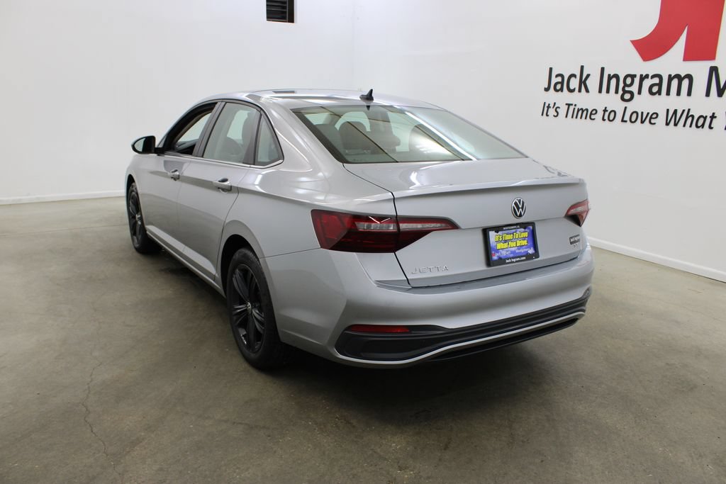 Used 2024 Volkswagen Jetta SE FWD image 3