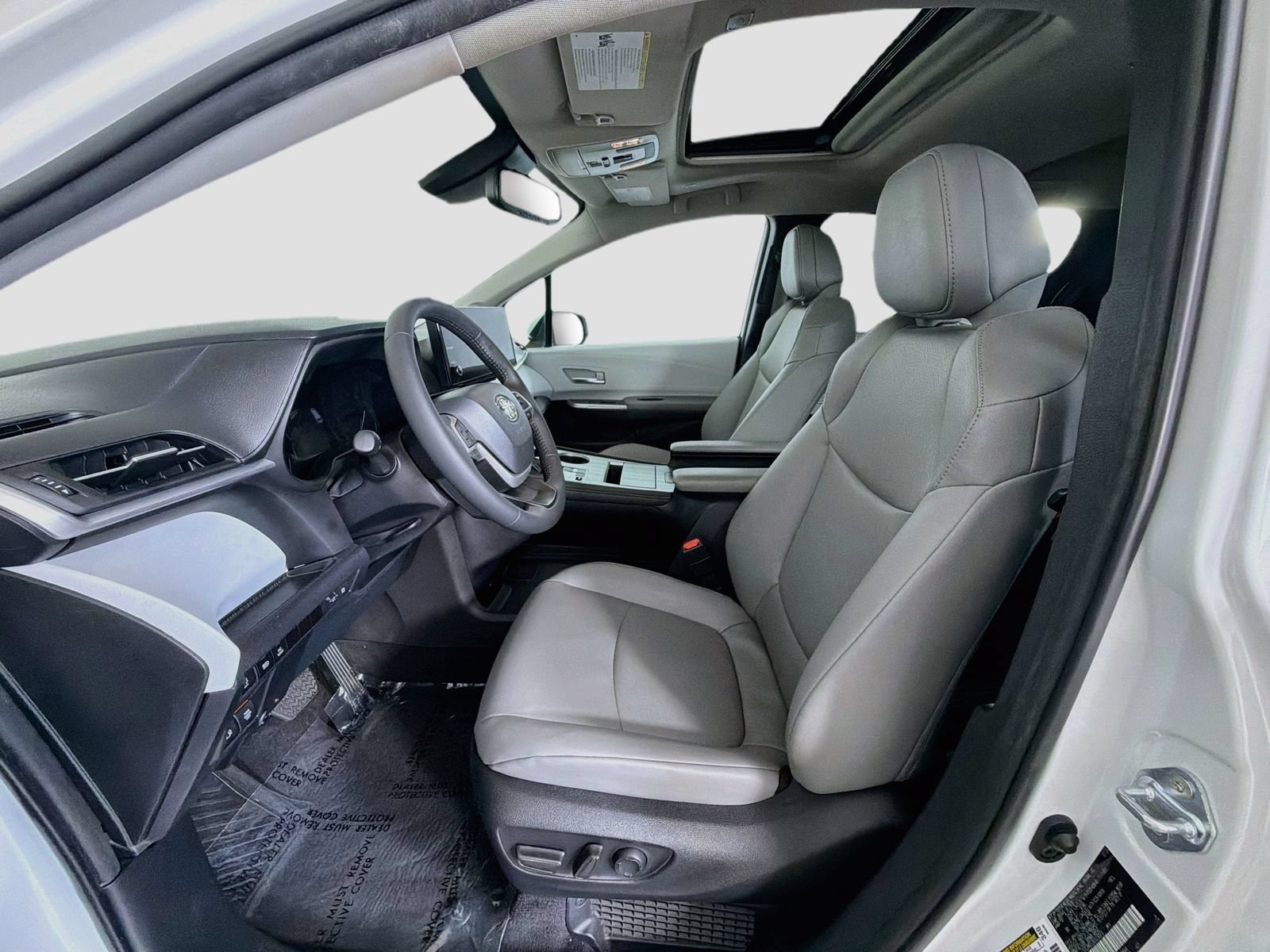 Used 2025 Toyota Sienna XLE w/ XLE Plus Package FWD image 23