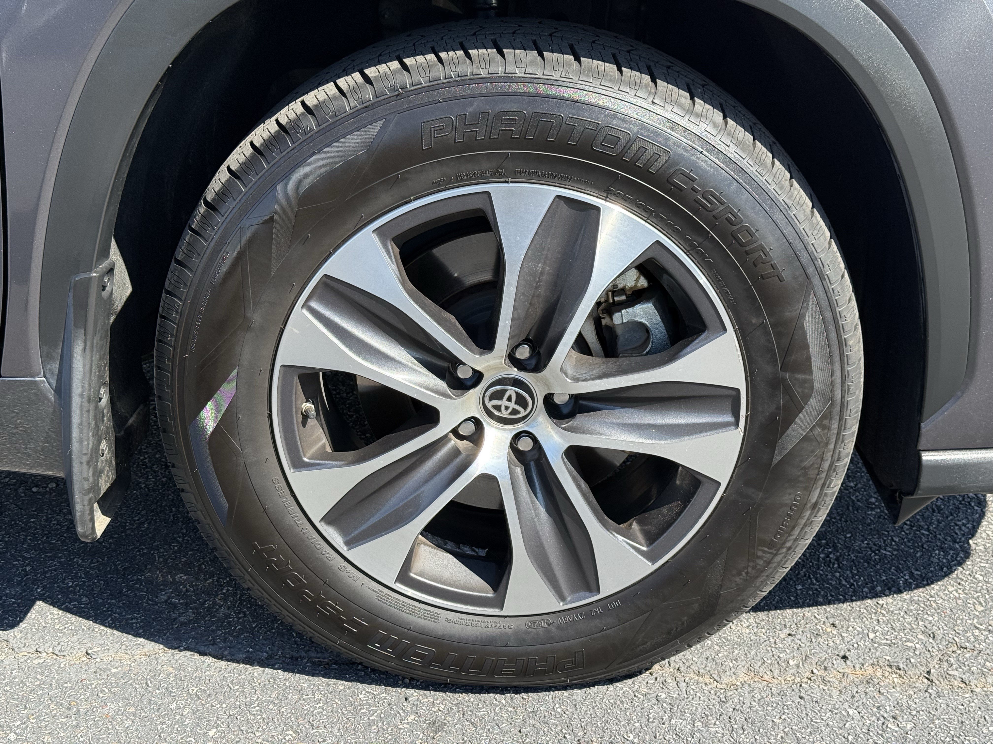 Used 2021 Toyota Highlander XLE AWD/4WD image 13