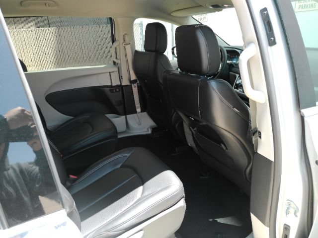 Used 2024 Chrysler Pacifica Limited FWD image 27