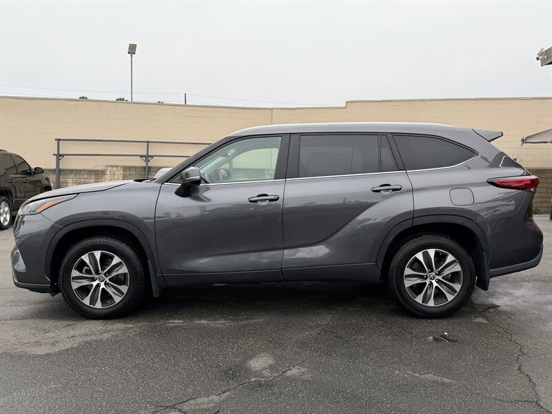 Used 2022 Toyota Highlander XLE AWD/4WD image 13