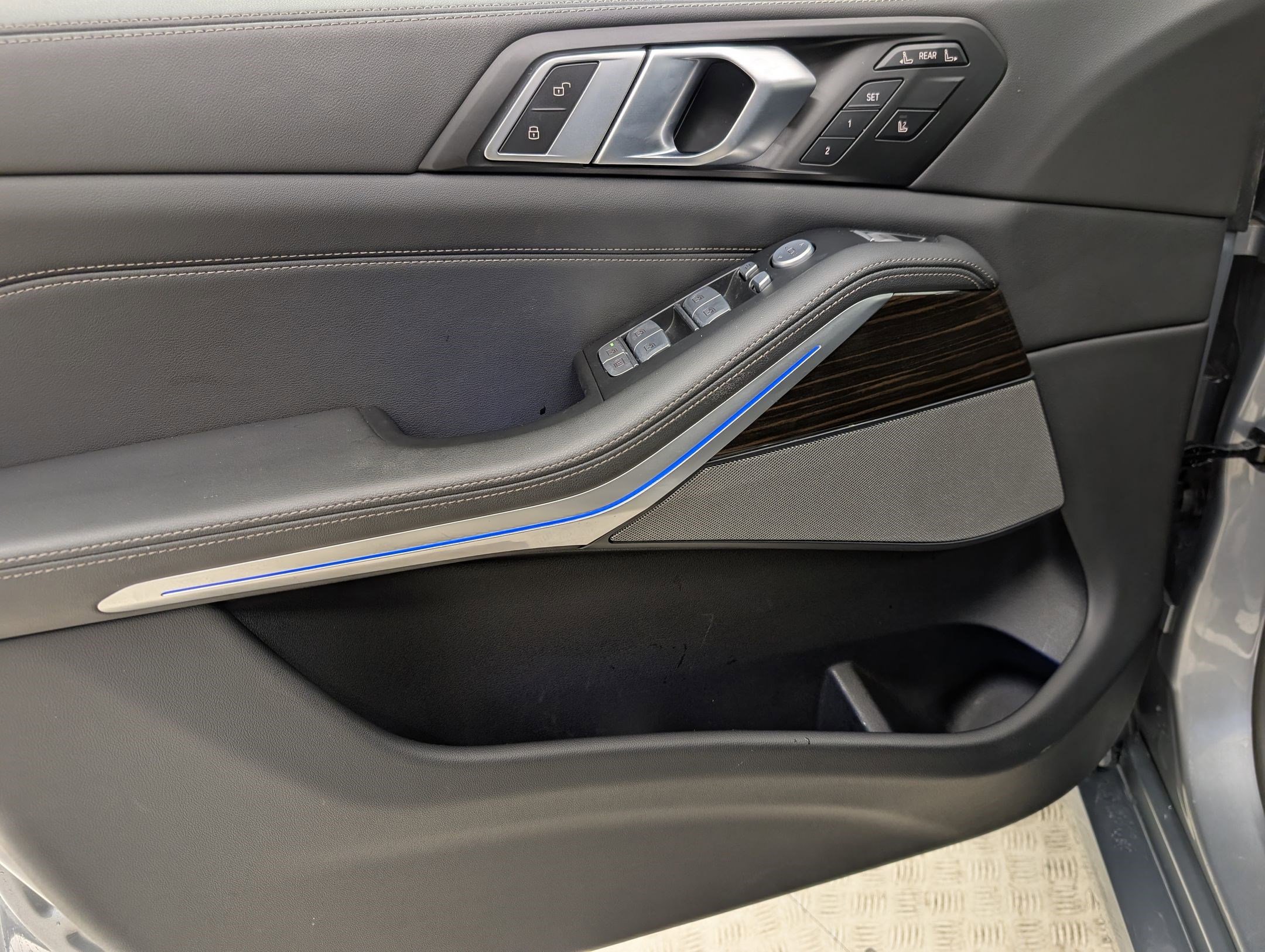 Used 2025 BMW X7 xDrive40i w/ Premium Package image 14