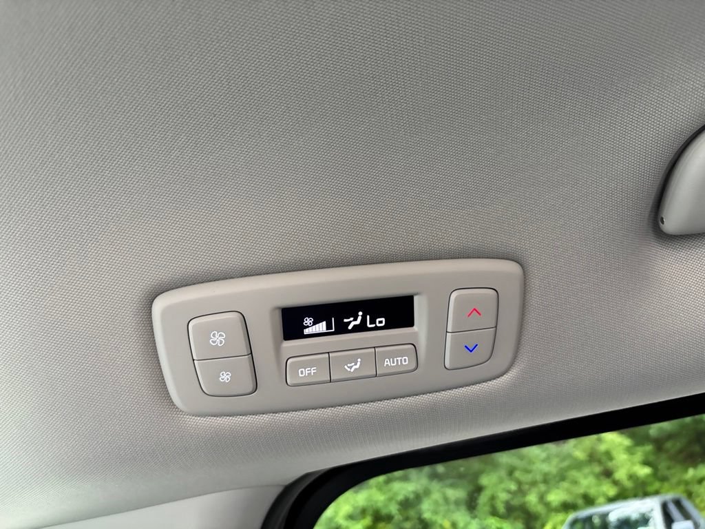 Used 2025 Kia Carnival FWD image 19