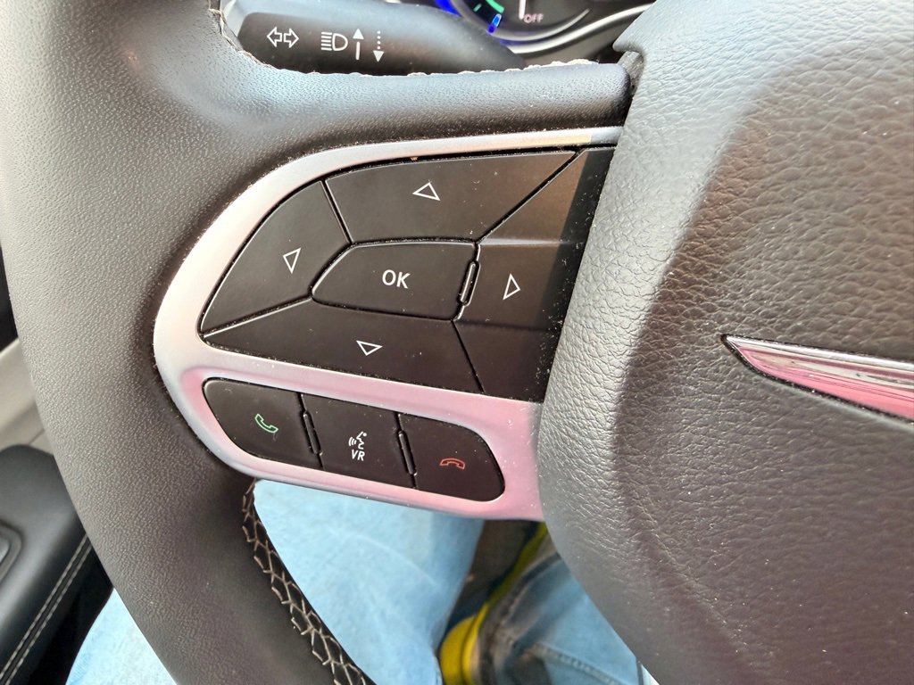 Used 2023 Chrysler Pacifica Touring-L image 28