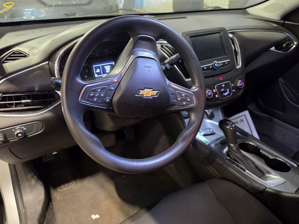 Used 2018 Chevrolet Malibu LT FWD image 4