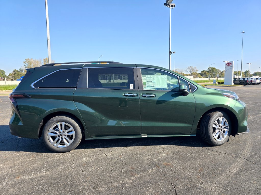 New 2026 Toyota Sienna XLE FWD image 18