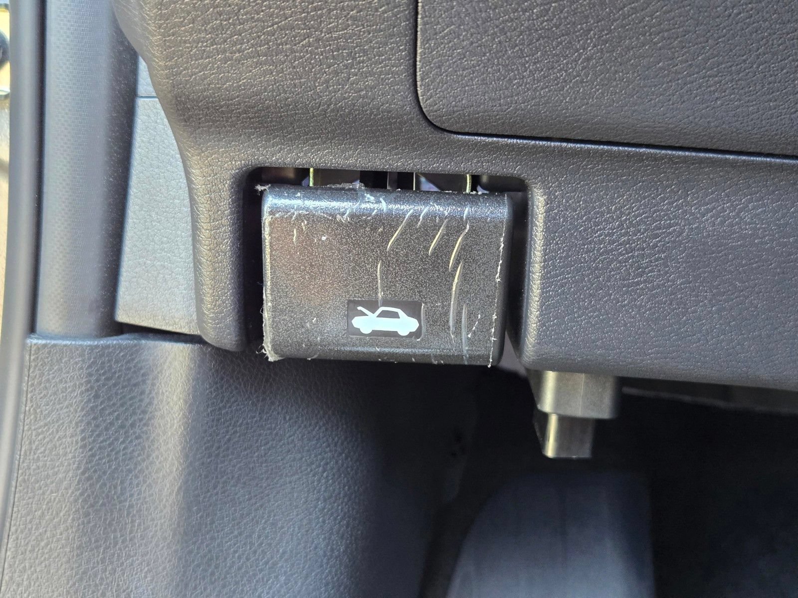 Used 2025 Nissan Kicks SR FWD image 29