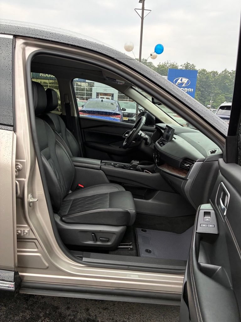 Used 2024 Nissan Rogue Platinum FWD image 21