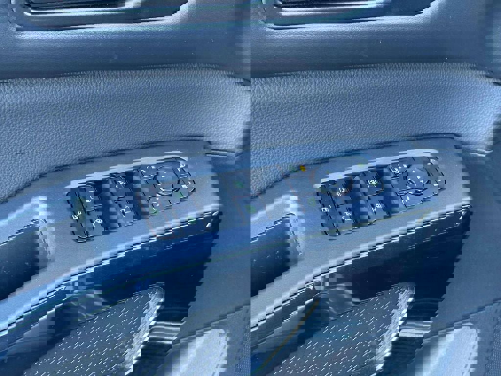 Used 2024 Nissan Pathfinder SV image 18