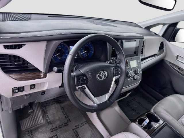 Certified 2017 Toyota Sienna XLE FWD image 10