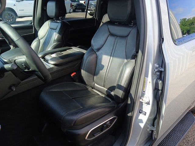 Used 2024 Jeep Wagoneer L Series II w/ Flexible Seating Group AWD/4WD image 37