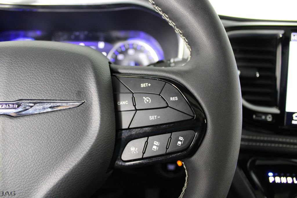 Used 2025 Chrysler Pacifica Limited image 26