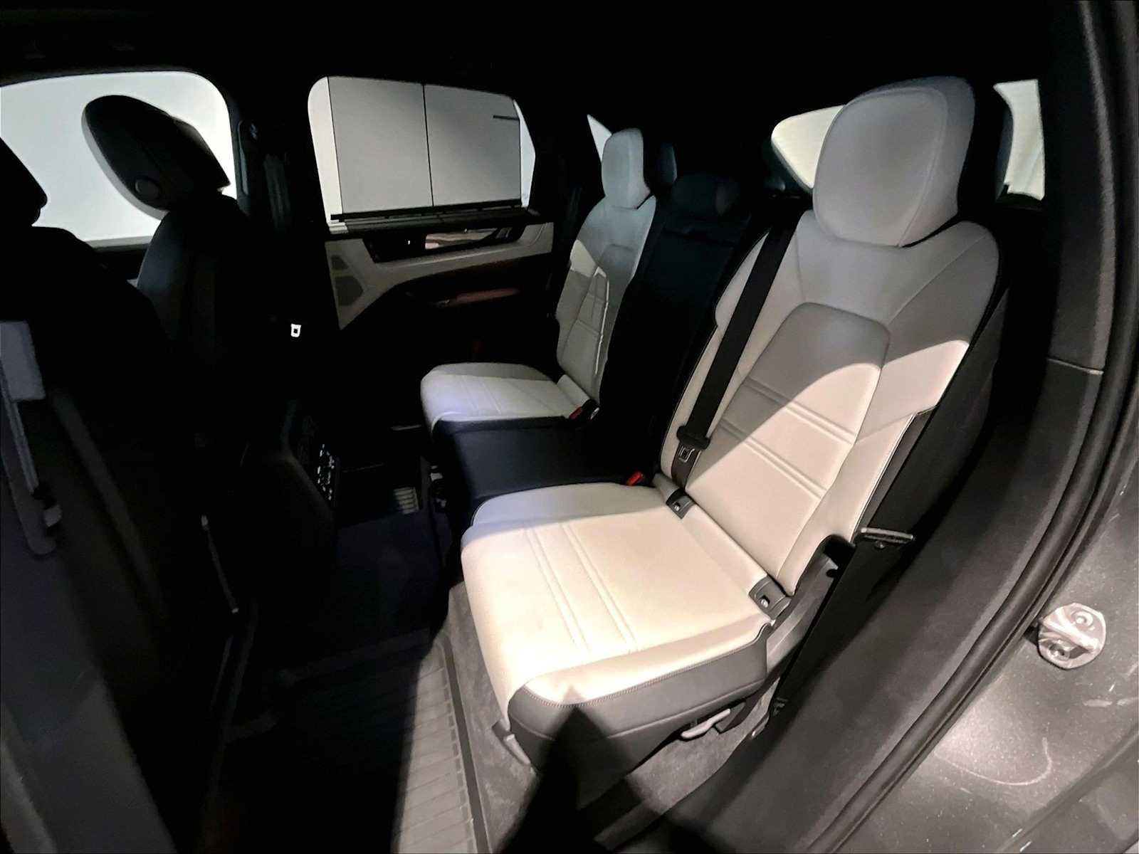 Used 2025 Porsche Cayenne image 31