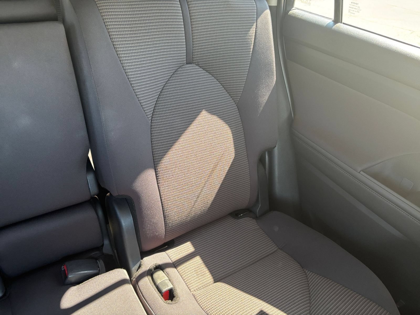 Used 2025 Toyota Highlander LE FWD image 34