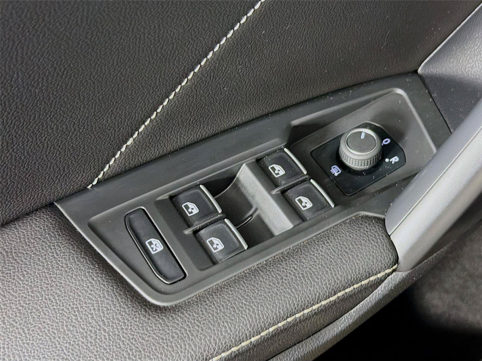Used 2023 Volkswagen Tiguan SE w/ Panoramic Sunroof Package AWD/4WD image 23