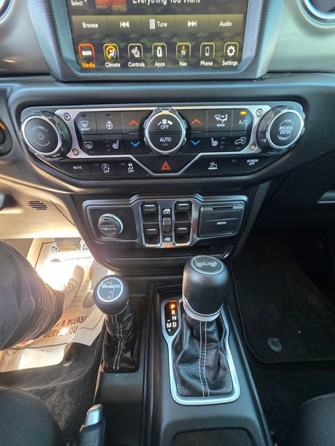 Used 2021 Jeep Wrangler Unlimited Sahara w/ Uconnect 4C Nav & Sound Group AWD/4WD image 16