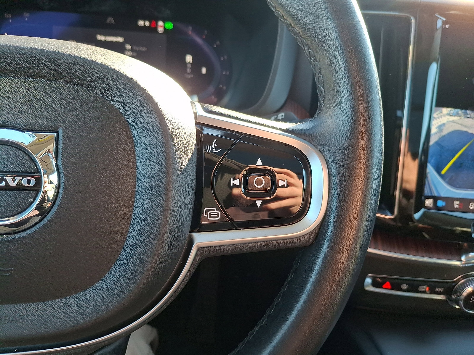 Used 2023 Volvo XC60 B5 Plus image 23