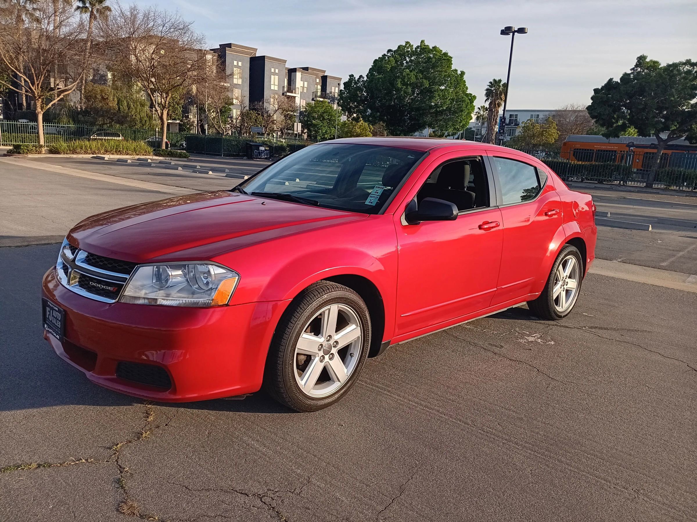 Used 2013 Dodge Avenger SE image 3