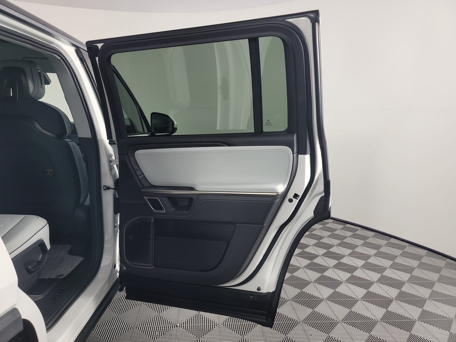 Used 2024 Rivian R1S Adventure AWD/4WD image 19