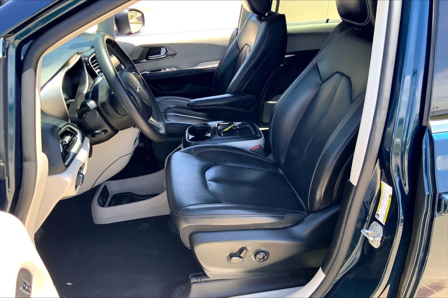 Used 2023 Chrysler Pacifica Touring-L FWD image 8