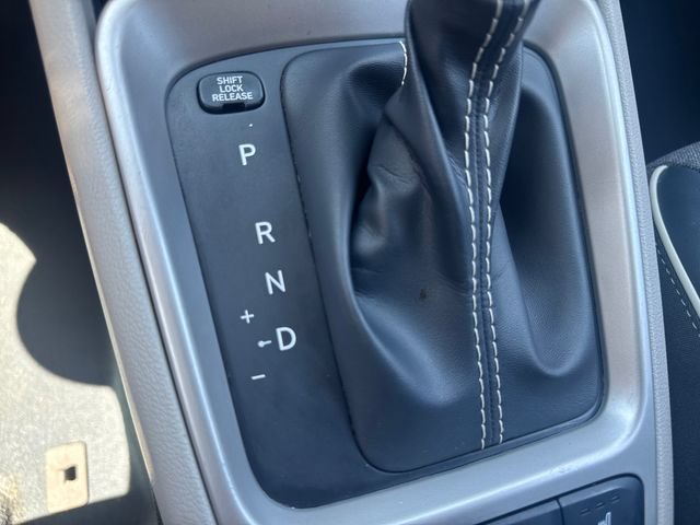 Used 2023 Hyundai Venue Limited FWD image 23