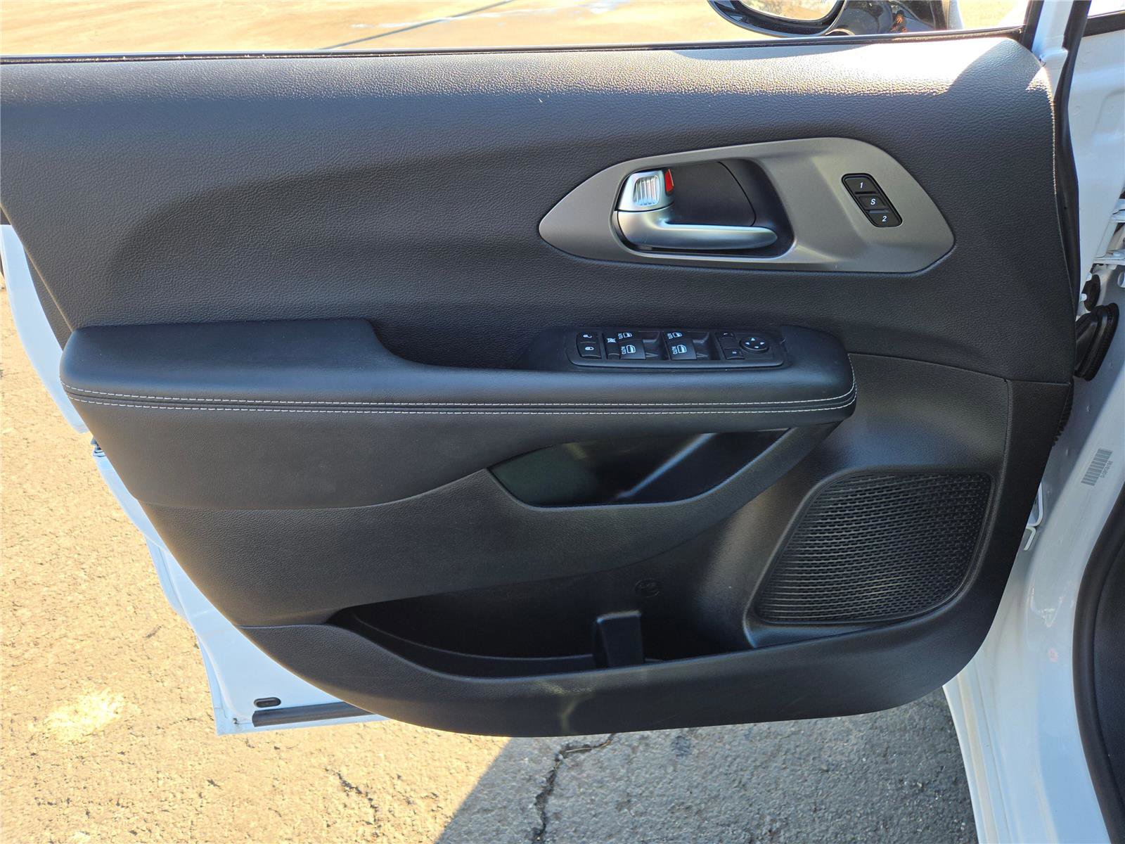 Certified 2025 Chrysler Pacifica Select image 22