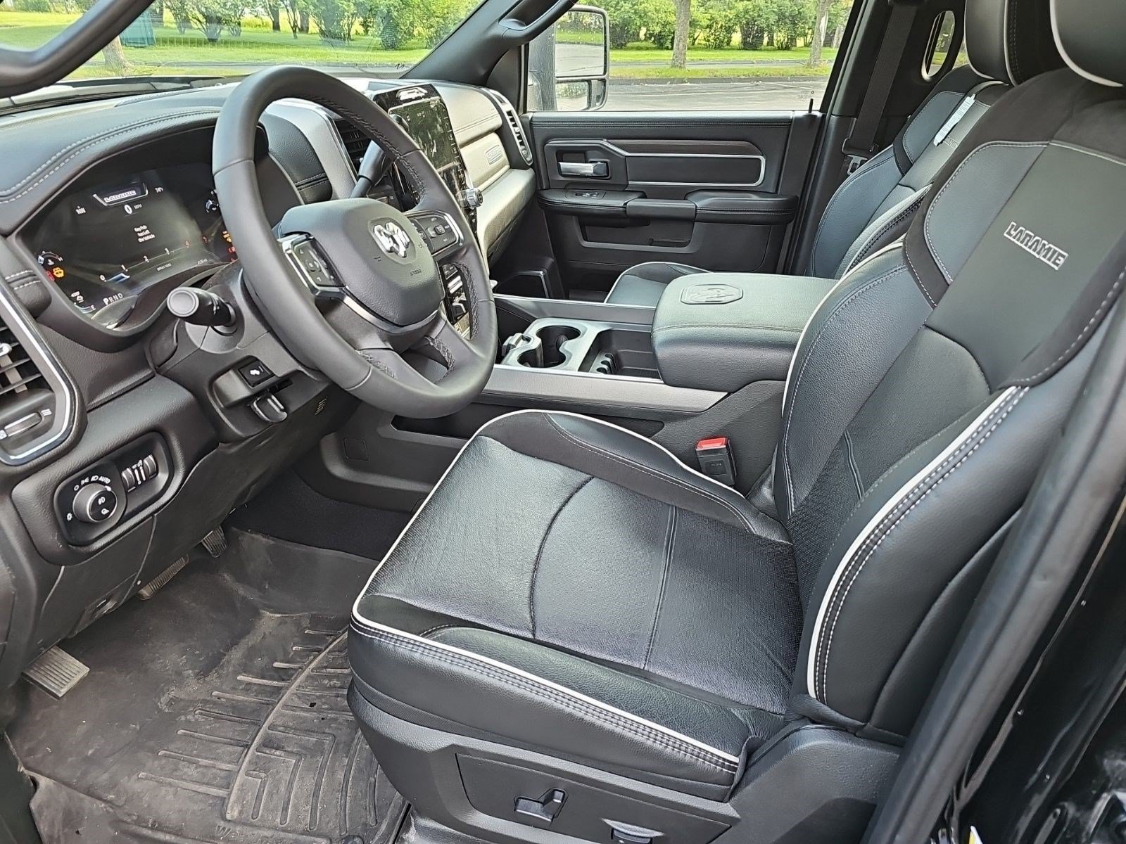 Used 2025 RAM 2500 Laramie AWD/4WD image 17