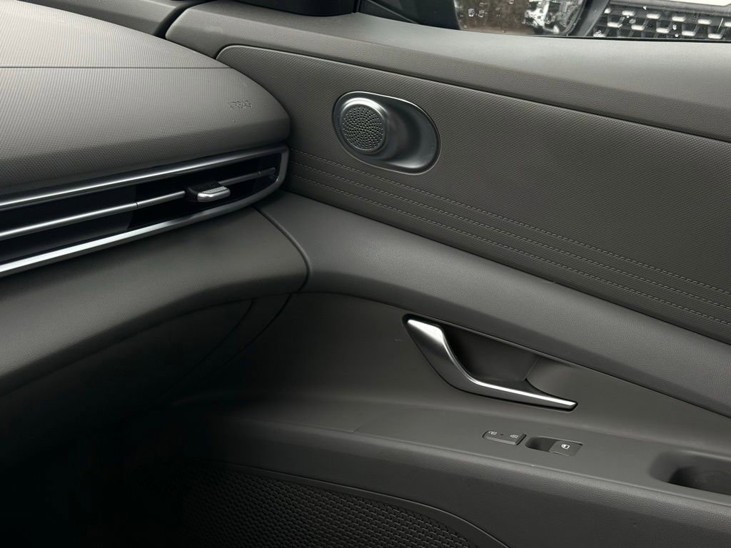 Used 2024 Hyundai Elantra SE image 32