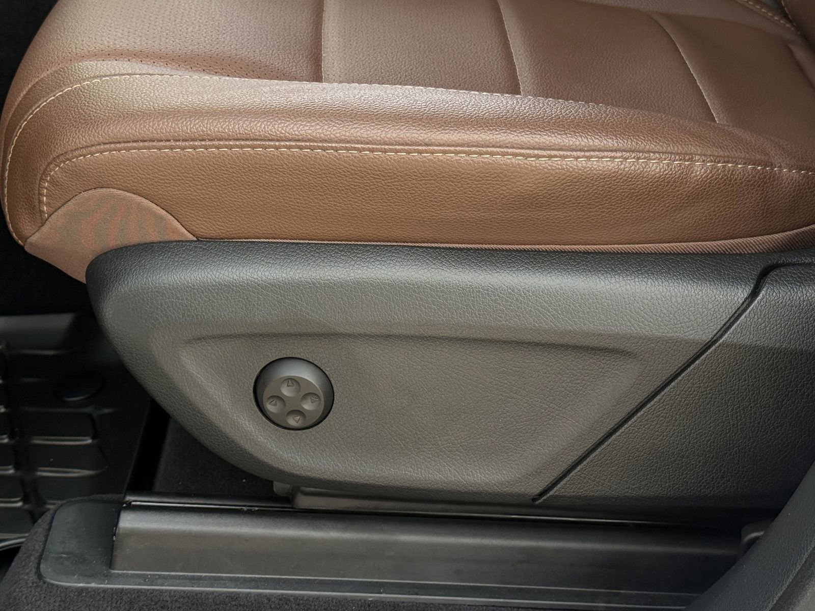 Used 2025 Mercedes-Benz GLS 450 4MATIC image 26