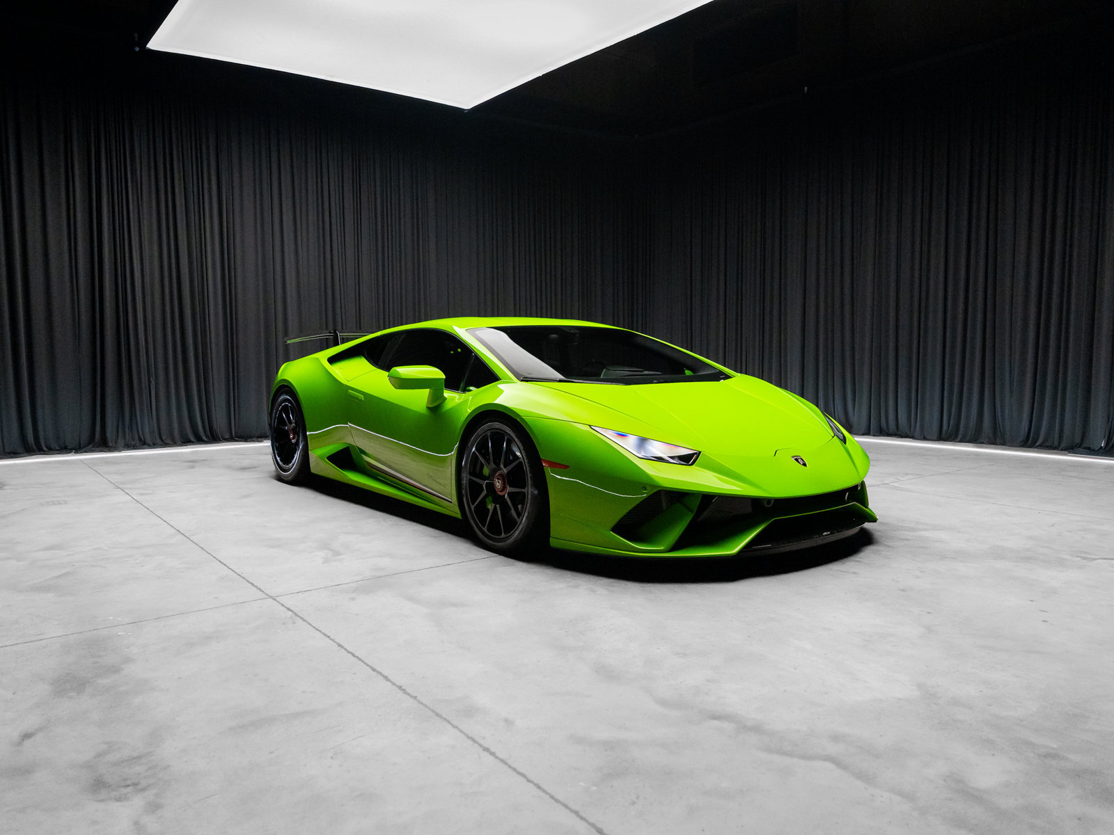 Used 2018 Lamborghini Huracan Performante AWD/4WD image 6
