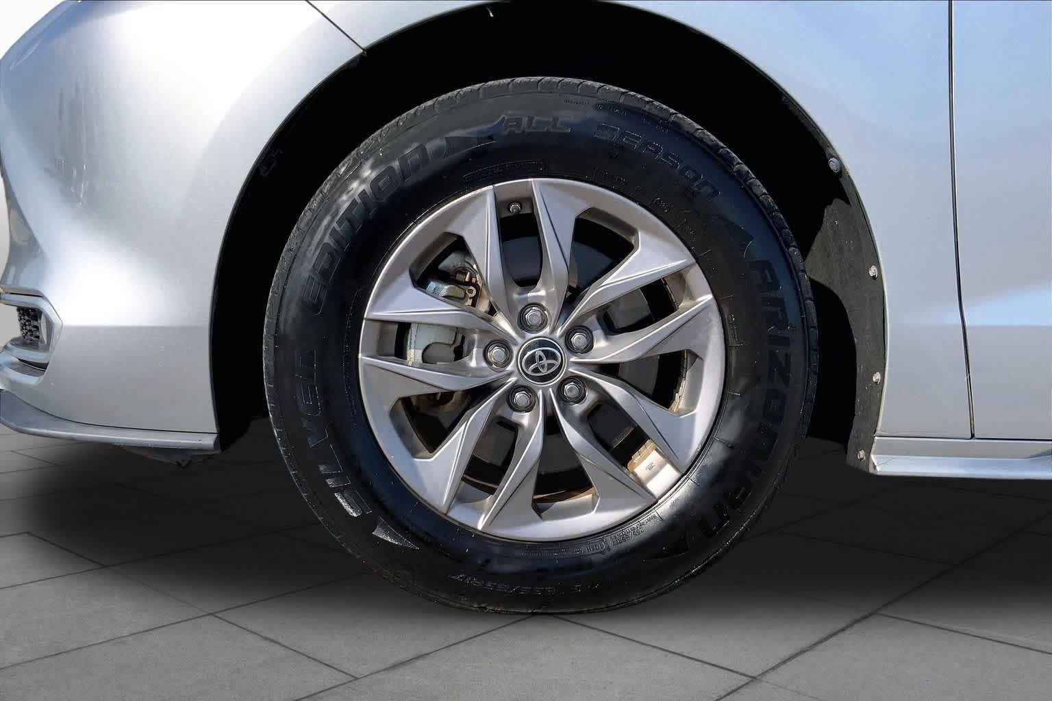 Used 2022 Toyota Sienna XLE FWD image 11