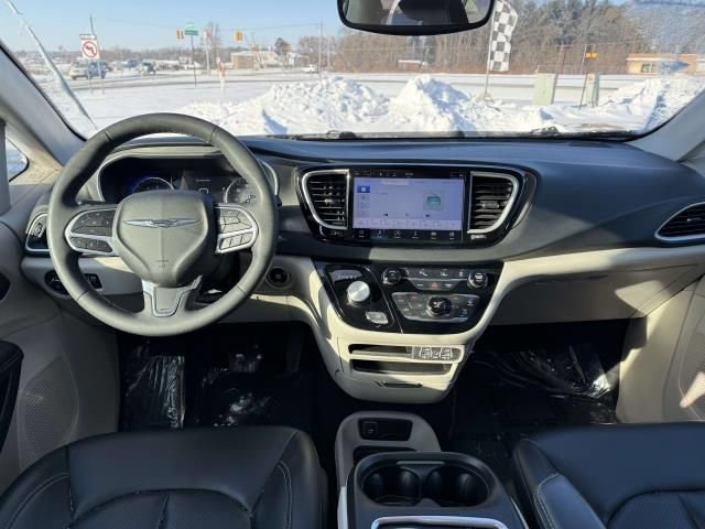 Used 2023 Chrysler Pacifica Touring-L image 15