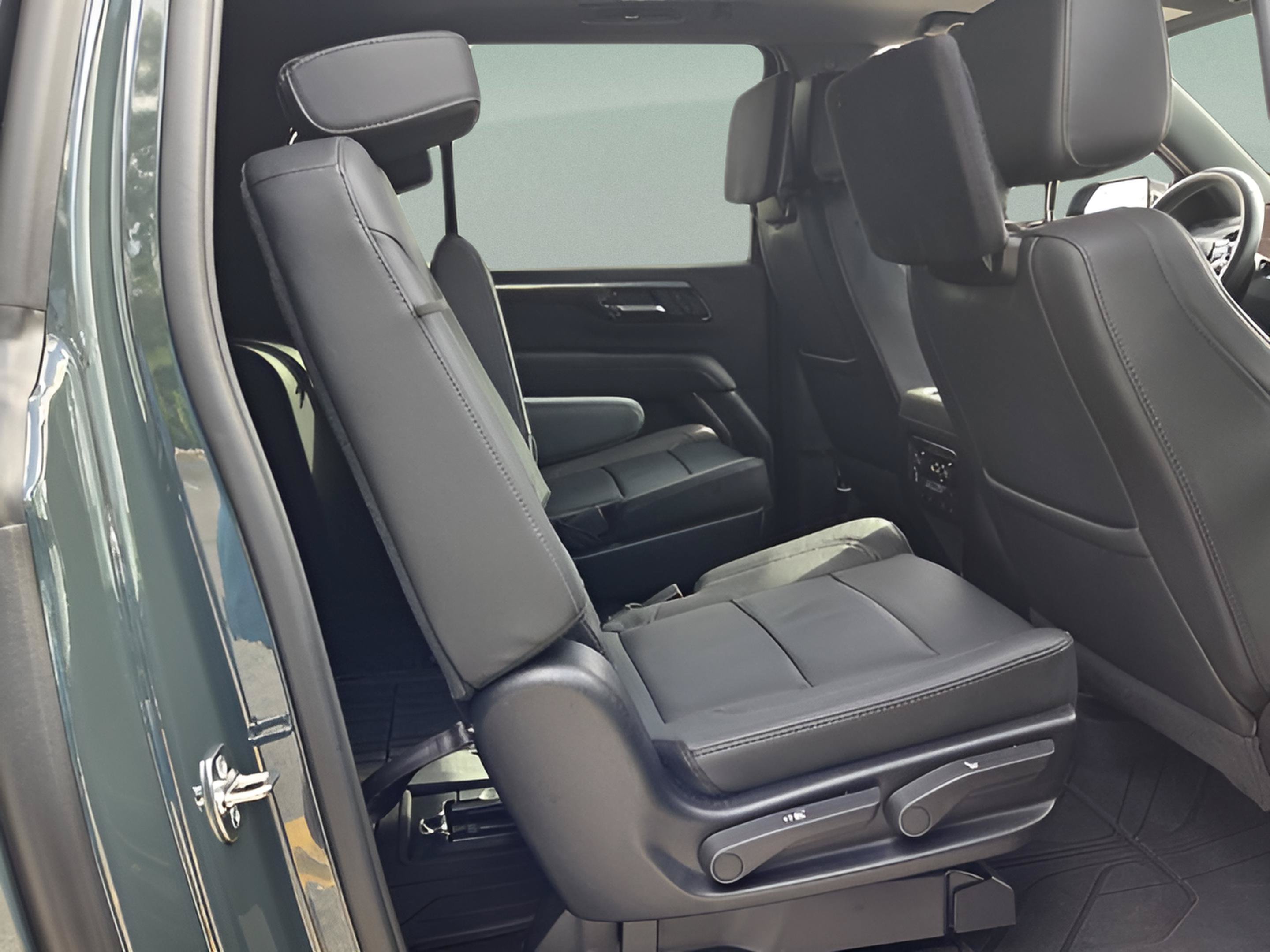 Used 2026 Chevrolet Suburban Z71 AWD/4WD image 14