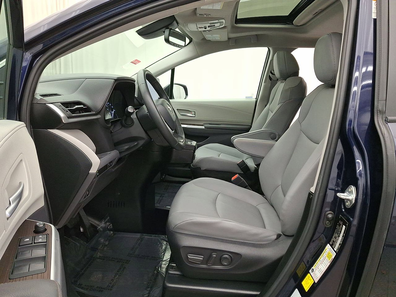 Used 2022 Toyota Sienna XLE image 17