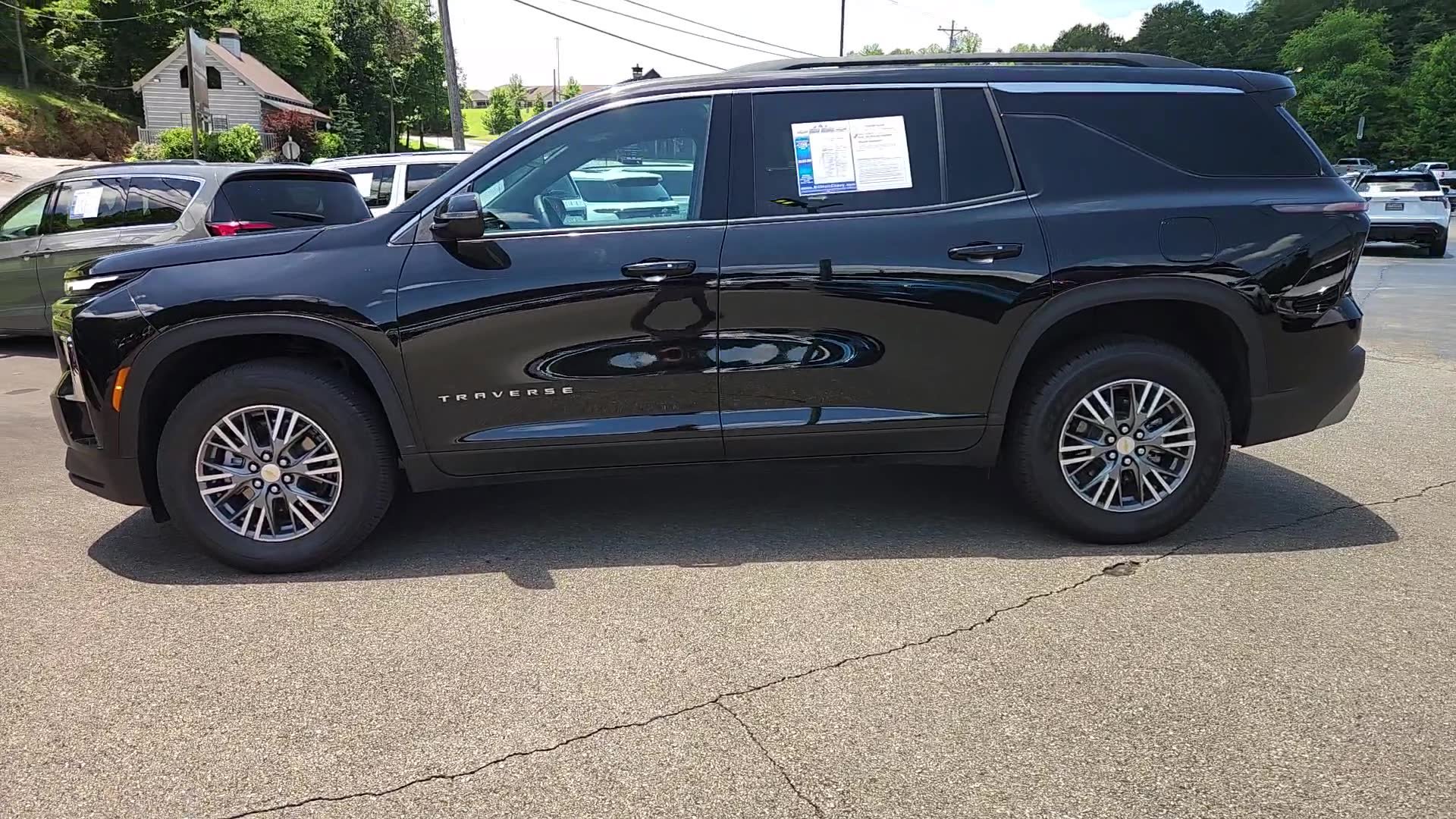 Used 2025 Chevrolet Traverse LT FWD image 6