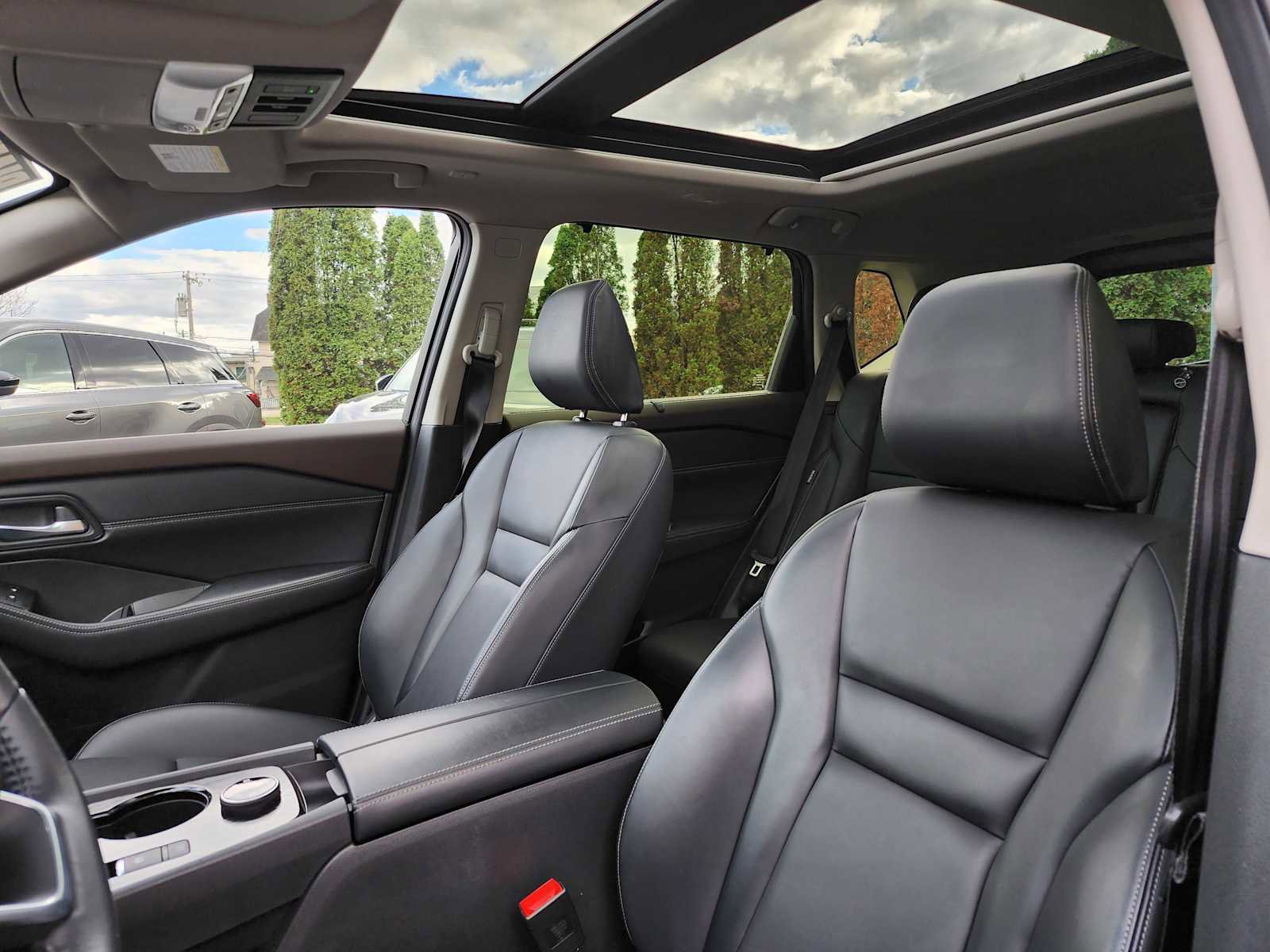 Used 2023 Nissan Rogue SV w/ SV Premium B Package image 6