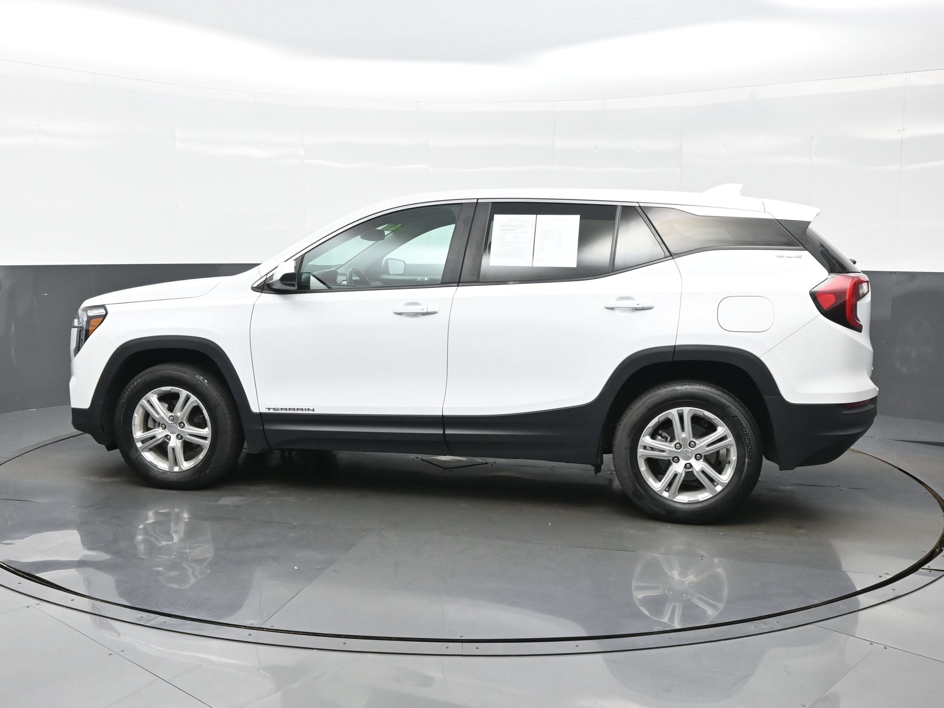 Used 2024 GMC Terrain SLE AWD/4WD image 3