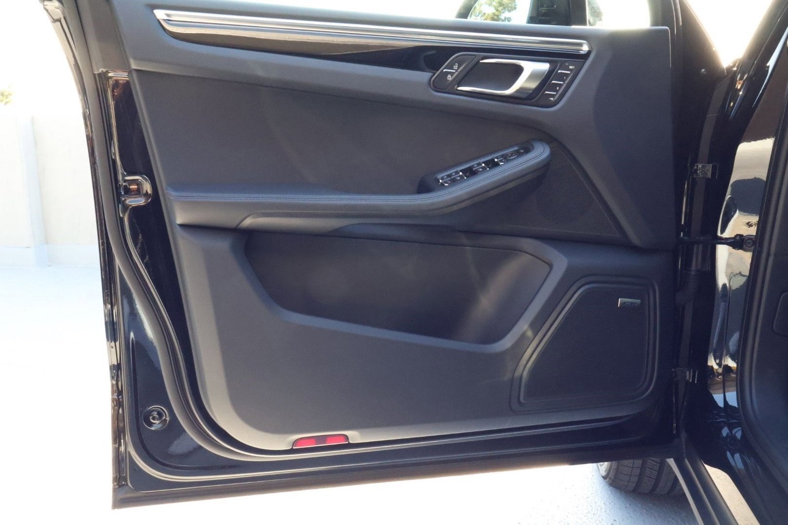 Certified 2025 Porsche Macan image 12