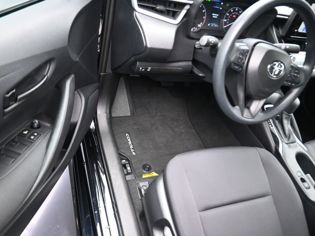 Used 2025 Toyota Corolla LE image 12