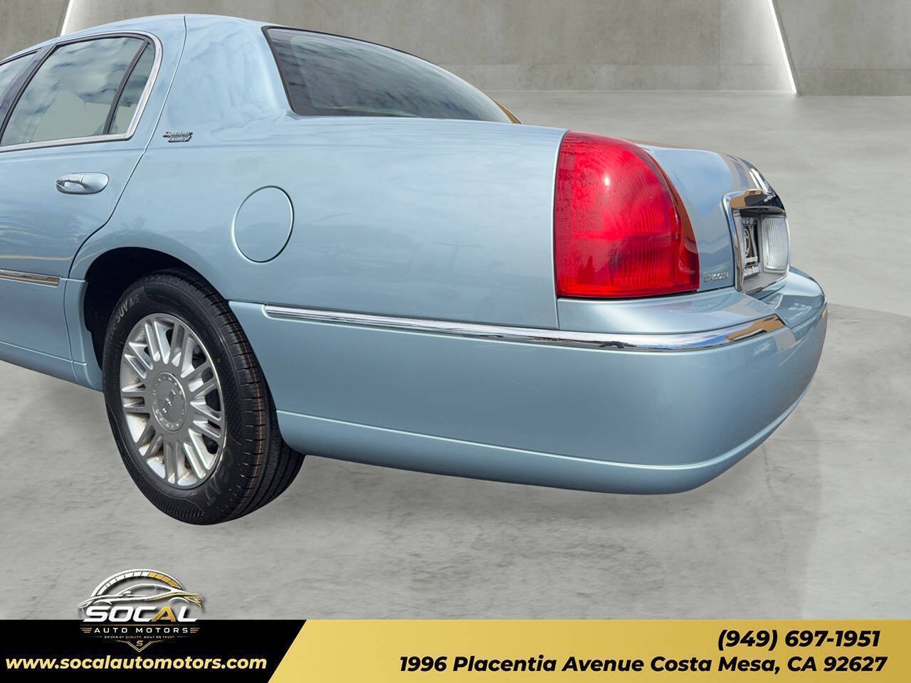 Used 2008 Lincoln Town Car Signature Limited RWD image 38