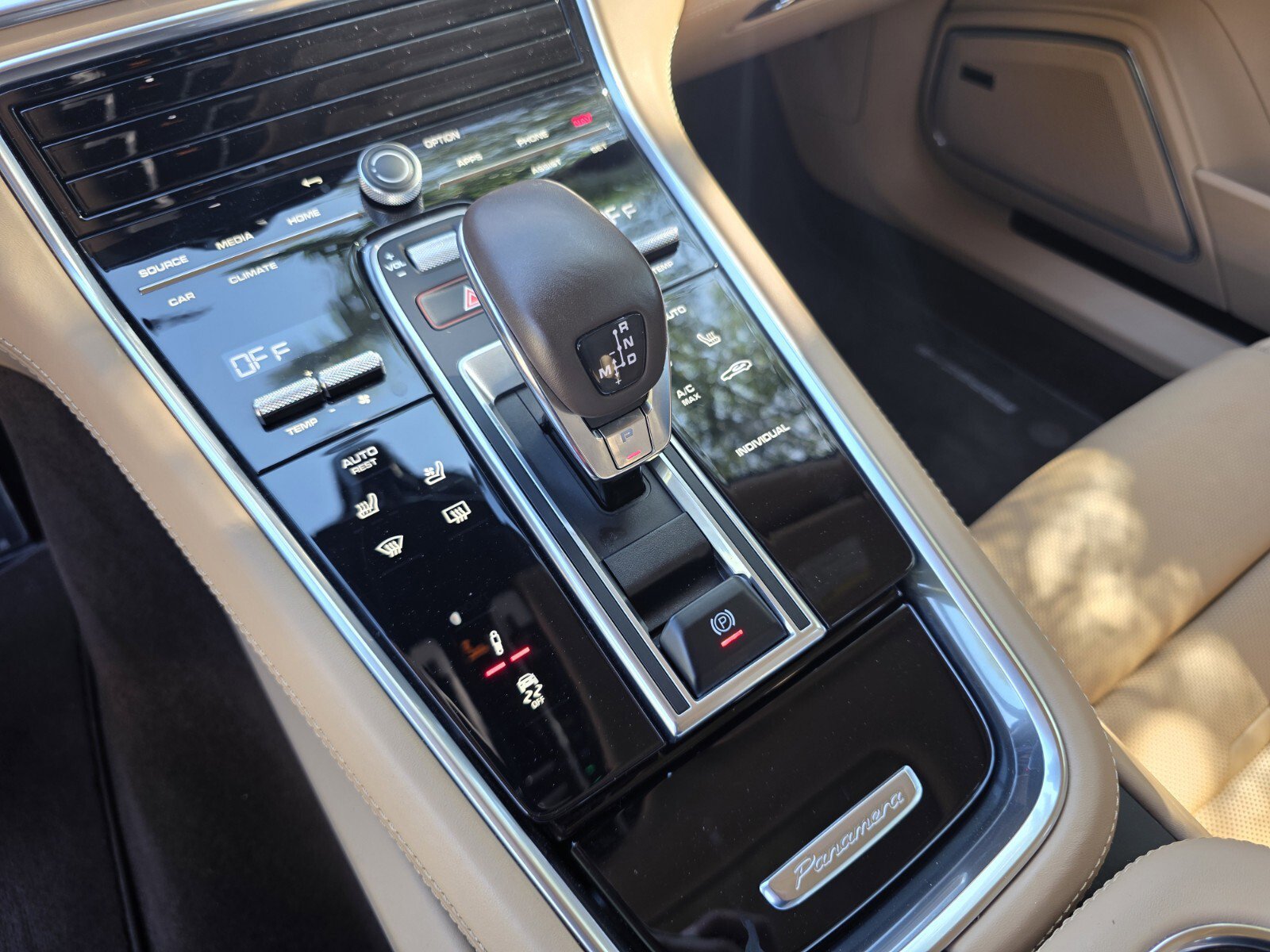 Used 2022 Porsche Panamera 4 E-Hybrid AWD/4WD image 24