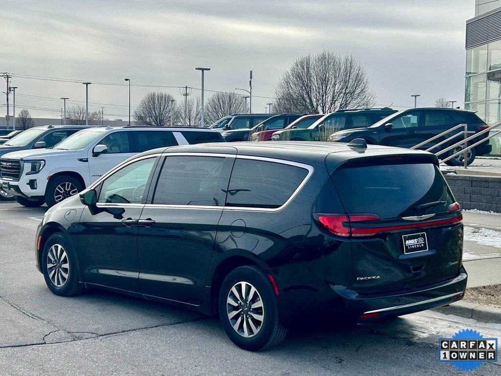 Used 2024 Chrysler Pacifica Select image 3