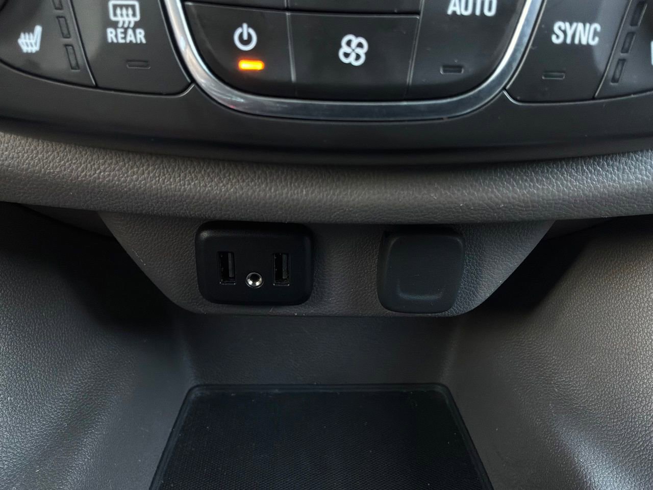 Used 2020 Chevrolet Traverse LT FWD image 27