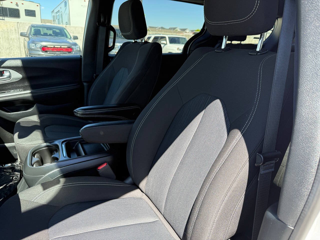 Used 2024 Chrysler Pacifica Touring FWD image 16