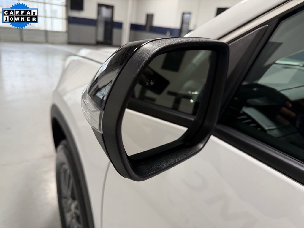 Used 2025 GMC Acadia Elevation image 12