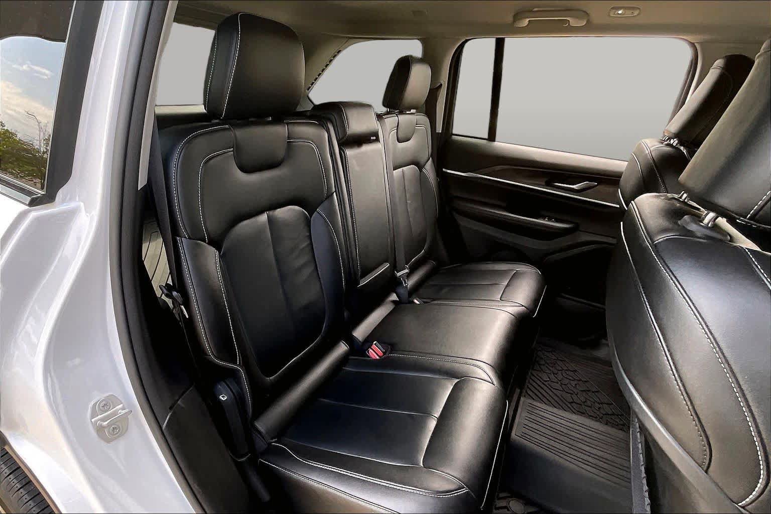 Used 2023 Jeep Grand Cherokee Limited w/ Black Appearance Package AWD/4WD image 19